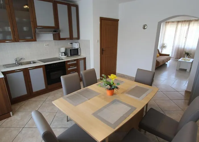 Stijak-sorum Konukevi Malinska